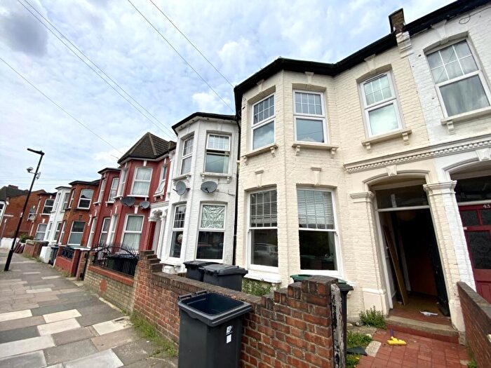 3 Bedroom Flat To Rent In Carlingford Road, Hornsey, N15