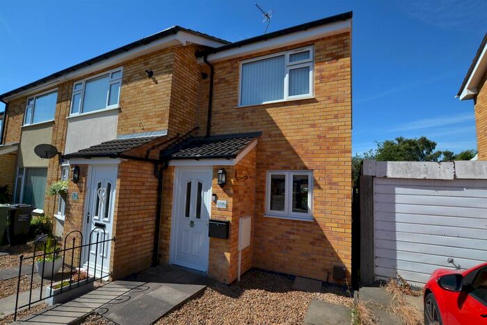 2 Bedroom Town House To Rent In Heathcote Drive, Sileby, Leicestershire, LE12