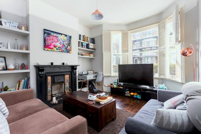 2 Bedroom Flat To Rent In Ramsden Road, London, SW12