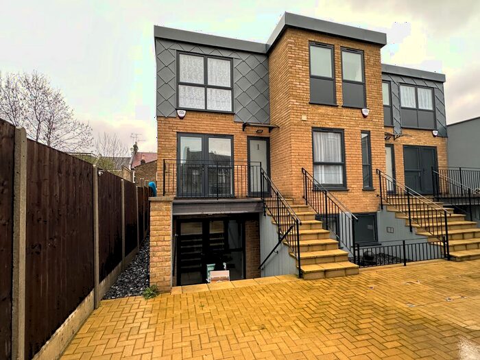 2 Bedroom Flat To Rent In High Road, London, NW10