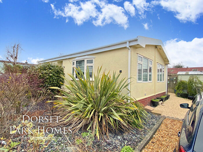 2 Bedroom Park Home For Sale In Fleur-de-Lys Park, Pilley Hill, Pilley, Lymington, Hampshire, SO41