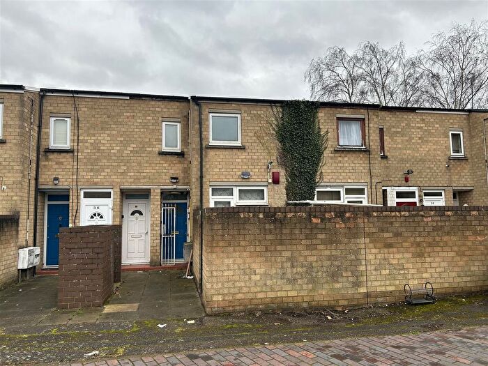 2 Bedroom Flat For Sale In Rosslyn Close, Hayes, UB3