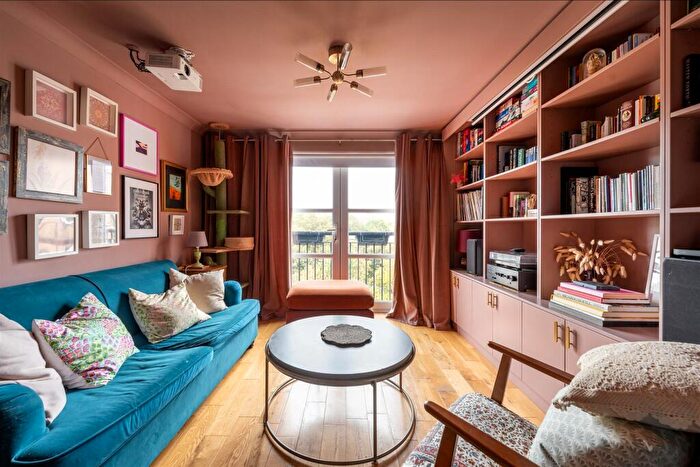 2 Bedroom Flat For Sale In Buxhall Crescent, Hackney, E9