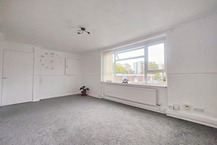 1 Bedroom Maisonette To Rent In Meadow Avenue, West Bromwich, B71