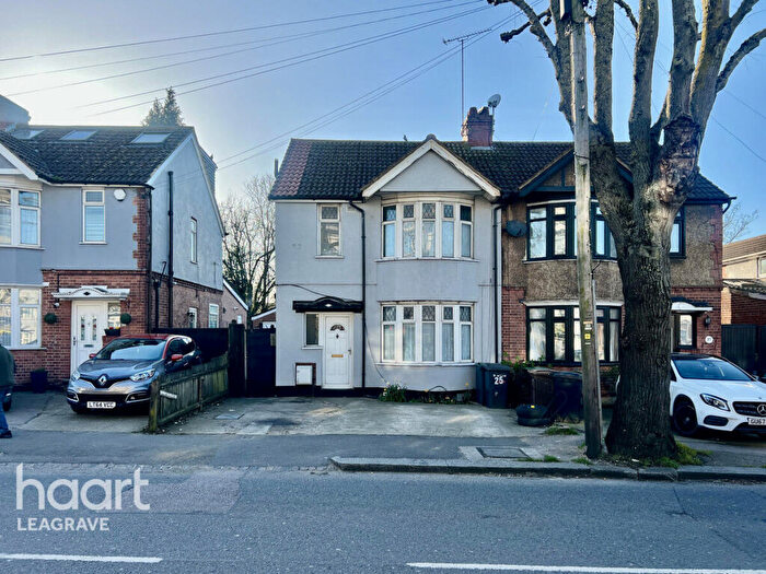 3 Bedroom Semi Detached House For Sale In Waller Avenue, Luton, LU4