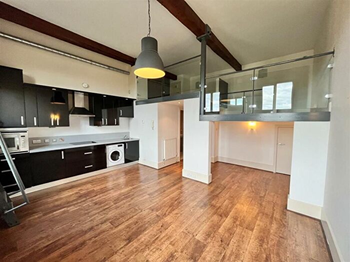 1 Bedroom Flat For Sale In Ledgard Wharf, Mirfield, WF14