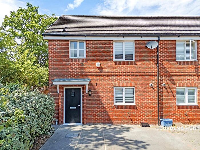 3 Bedroom Semi-Detached House To Rent In Hawthorn Way, Chigwell, IG7