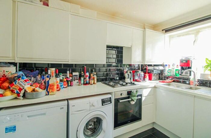 2 Bedroom Flat To Rent In Canal Walk, London, CR0