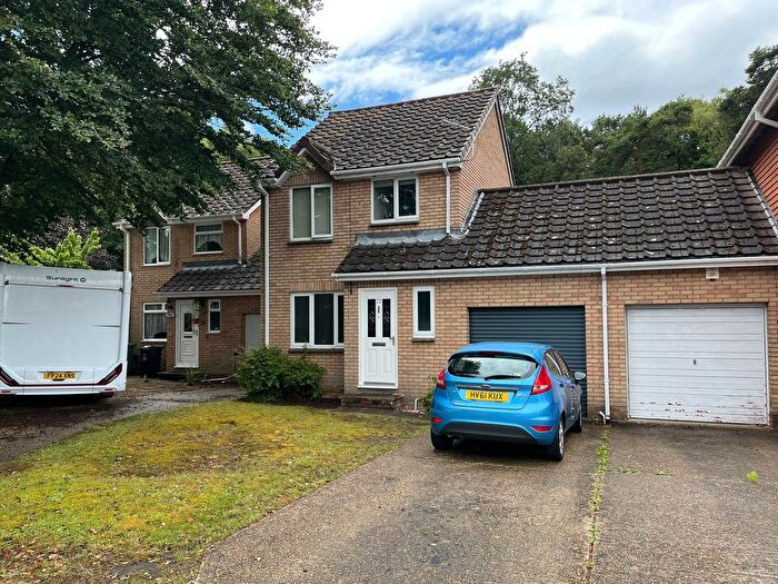 3 Bedroom Link Detached House For Sale In Meadowsweet Road, Poole, BH17
