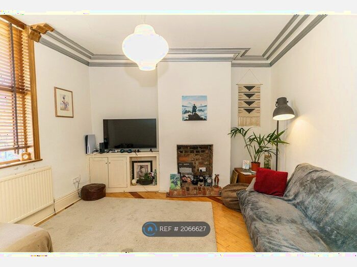 2 Bedroom Flat To Rent In Heaton Chapel, Stockport, SK4