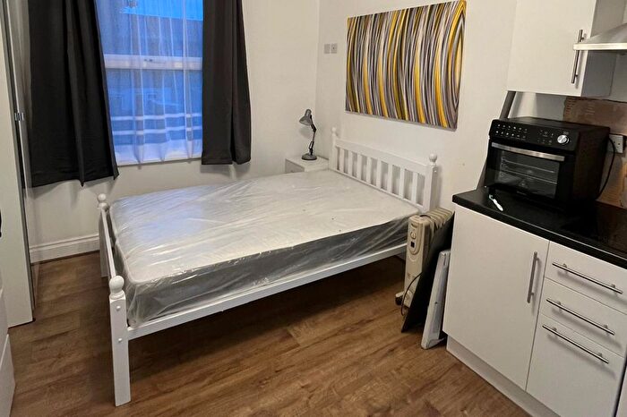 Studio To Rent In High Road, London, N15