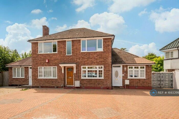 3 Bedroom Maisonette To Rent In Wayside Close, London, N14