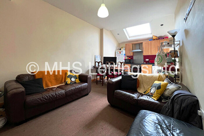 3 Bedroom Flat To Rent In Ground Floor Flat, Woodsley Road, Leeds, LS2
