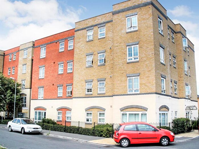 2 Bedroom Flat To Rent In Holyhead Mews, Cippenham, SL1