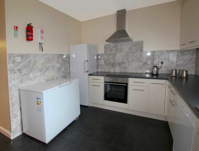 5 Bedroom Flat To Rent In Christchurch Road, Reading, Berkshire, RG2