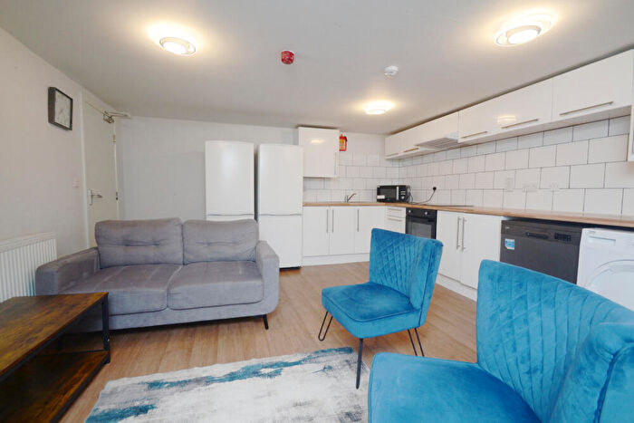 5 Bedroom Flat To Rent In Clifton Avenue, Fallowfield, Manchester, M14