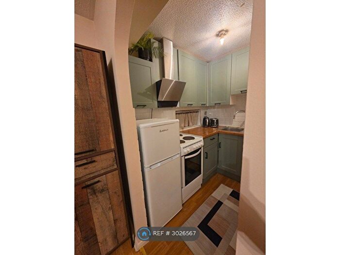 Studio To Rent In Alexander Close, Barnet, EN4