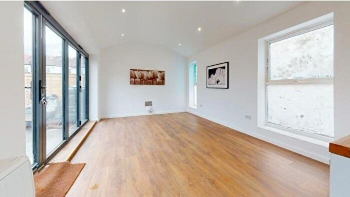 1 Bedroom Detached House To Rent In Abbotts Road, Mitcham, CR4