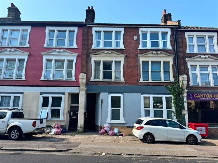 2 Bedroom Flat For Sale In Station Road, Westcliff-On-Sea, SS0