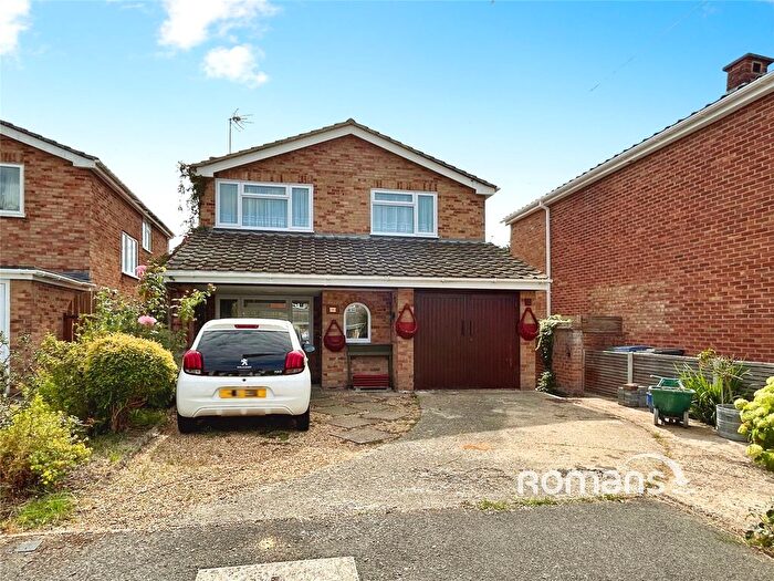 4 Bedroom Detached House For Sale In Kevins Drive, Yateley, Hampshire, GU46