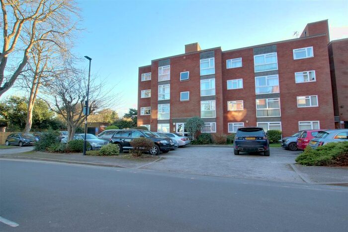 2 Bedroom Flat To Rent In Grange Gardens, London, N14