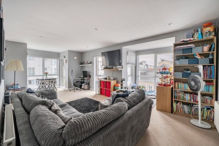 2 Bedroom Flat For Sale In Gweal Avenue, Whitley, Reading, RG2