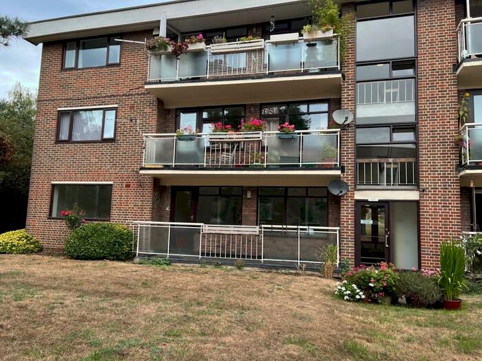 2 Bedroom Flat To Rent In Greenacres, London, SE9