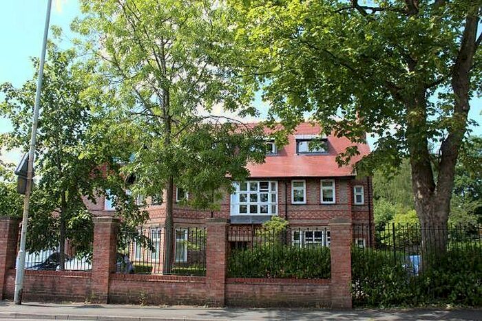 2 Bedroom Flat To Rent In College Court, Mauldeth Road, Heaton Mersey, SK4