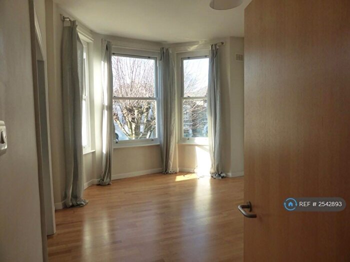 2 Bedroom Maisonette To Rent In Bethune Road, Stoke Newington London, N16