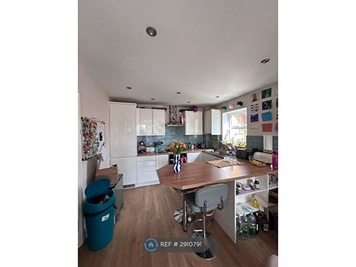 2 Bedroom Flat To Rent In Hill Park House, Surbiton, KT5