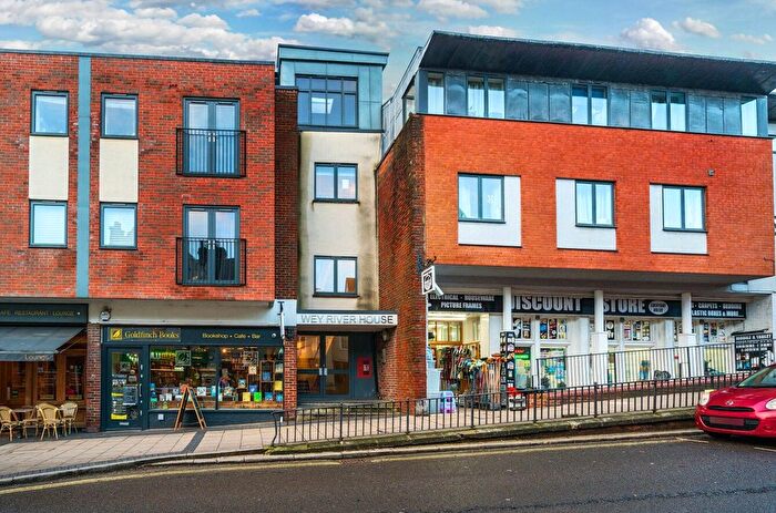 2 Bedroom Flat For Sale In High Street, Alton, Hampshire, GU34