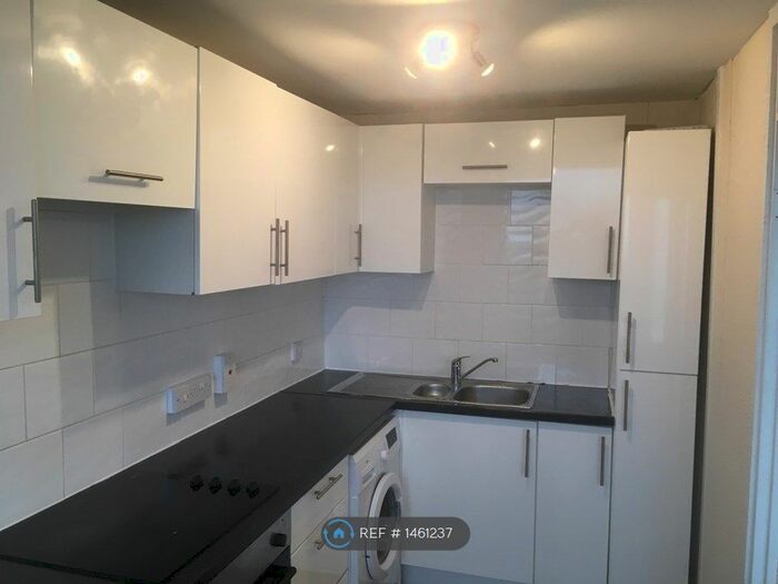 3 Bedroom Flat To Rent In Leith Towers, Sutton, SM2