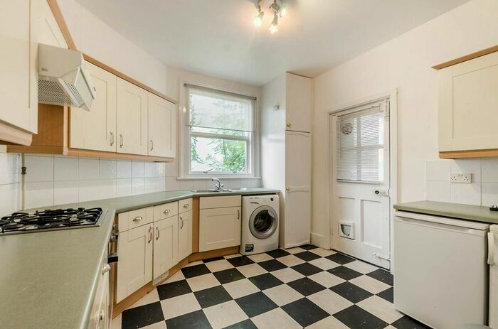 3 Bedroom Maisonette To Rent In Beechcroft Road, Tooting Bec, London, SW17
