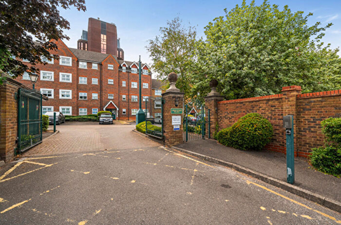 2 Bedroom Apartment For Sale In Grosvenor Place, Burleigh Gardens, Woking, GU21