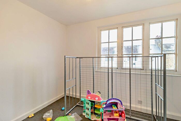 2 Bedroom Terraced House For Sale In Chesthunte Road, London, N17