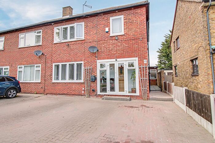3 Bedroom Semi-Detached House For Sale In Newington Avenue, Southend-on-Sea, SS2