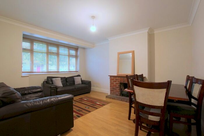 4 Bedroom Semi-Detached House To Rent In Dahlia Gardens, Mitcham, CR4