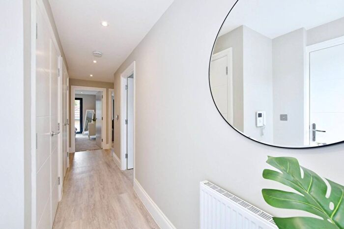 2 Bedroom Flat To Rent In Haydon Road, Bushey, Watford, WD19