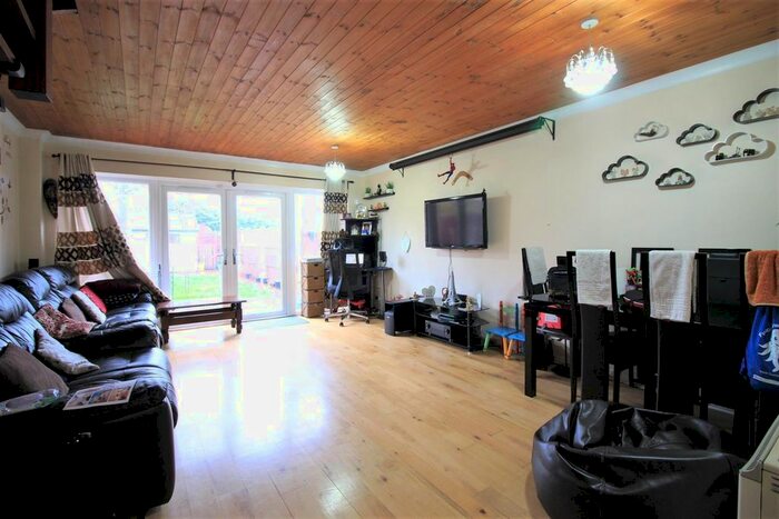 3 Bedroom Terraced House To Rent In Beechcoft Close, Heston, TW5