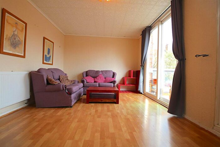 3 Bedroom Flat To Rent In Prusom Street, London, E1W
