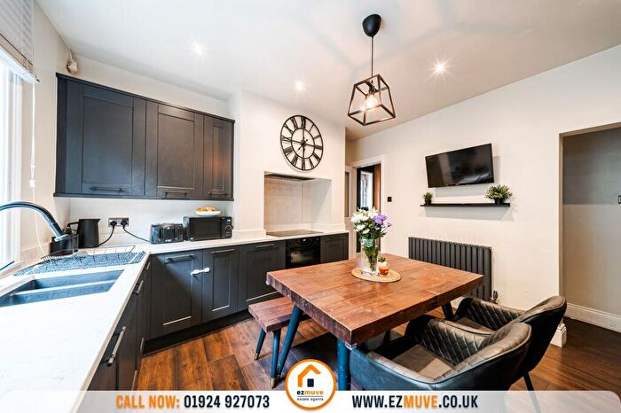 4 Bedroom End Of Terrace House For Sale In Vicarage Road, Huddersfield, HD3
