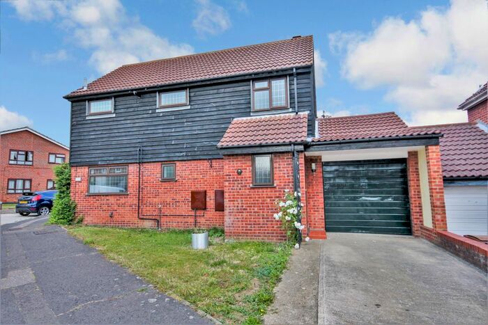 3 Bedroom Detached House To Rent In Clachar Close, Chelmsford, CM2