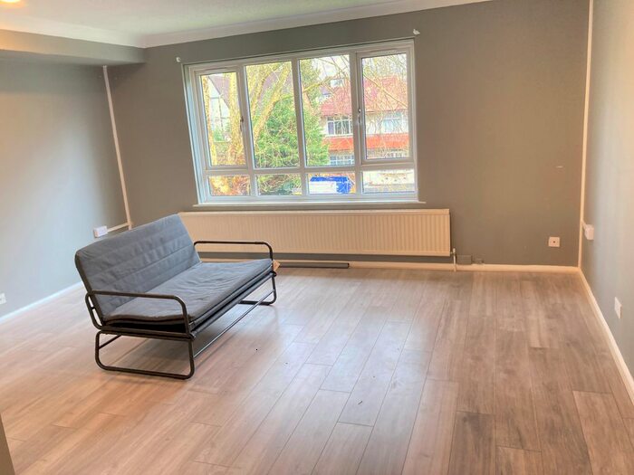 2 Bedroom Flat To Rent In Very Near The Avenue Area, Hatch End, HA5