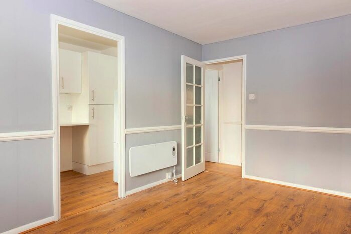 1 Bedroom Flat To Rent In Linwood Crescent, Enfield EN1