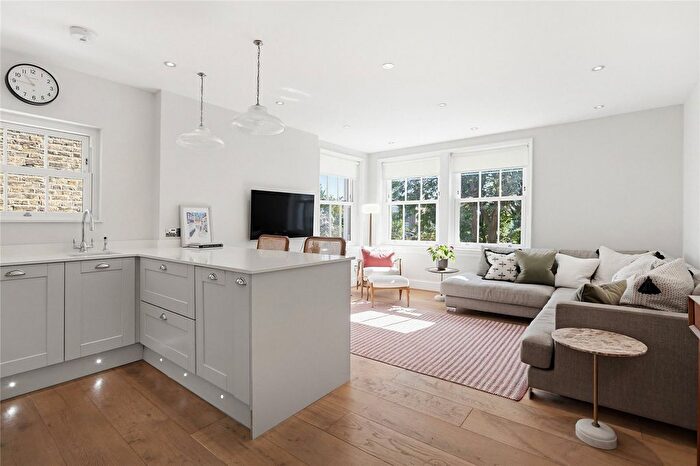 2 Bedroom Flat For Sale In Grove Park Gardens, London, United Kingdom, W4