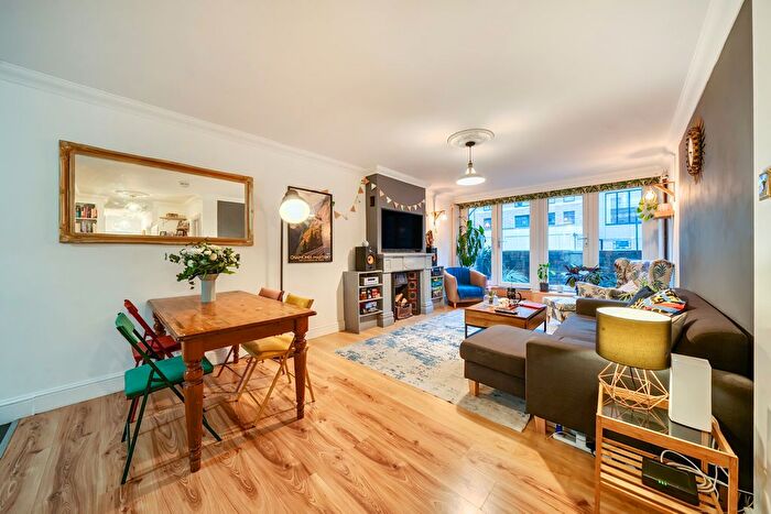 3 Bedroom Flat For Sale In Bishops Mead, Camberwell Road, London, SE5
