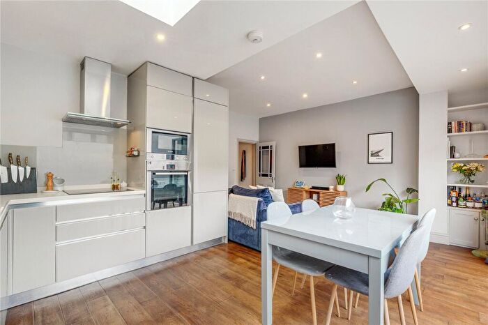 2 Bedroom Apartment For Sale In Taybridge Road, SW11