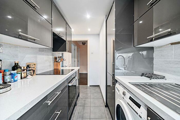 2 Bedroom Flat For Sale In Earley / Shinfield, Berkshire, RG6