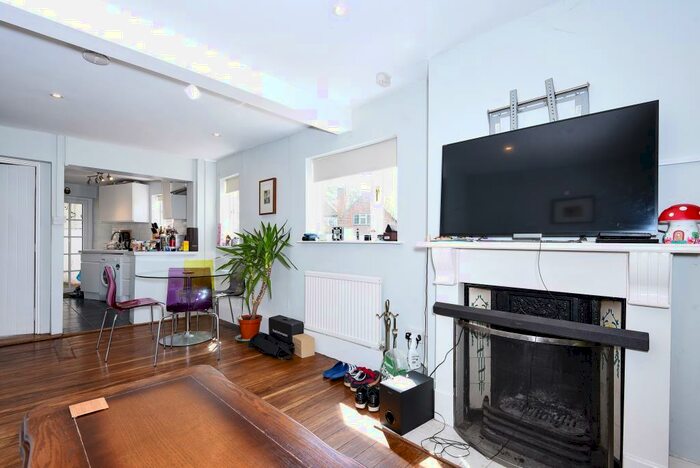 2 Bedroom Cottage To Rent In Wargrave Road, Henley, RG9