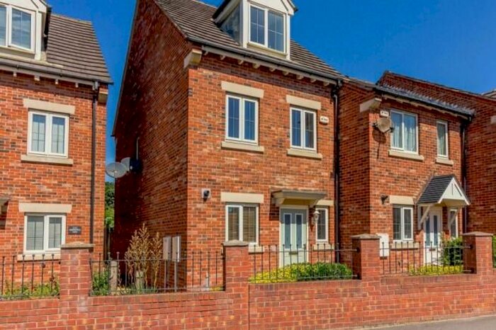 3 Bedroom Town House To Rent In Chesterfield Road, Staveley, Chesterfield, S43
